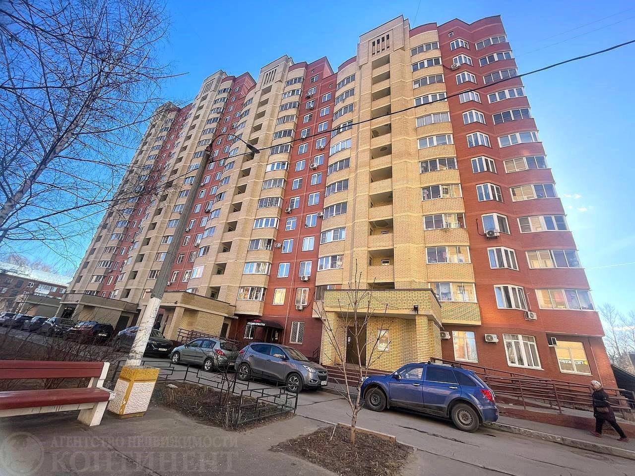 Продаётся светлая и уютная 3-комнатная квартира, перепланированная в современную евро-трешку, общей площадью 80.1 кв.м п 
По адресу: г. Щелково, улицa Чкaлoвcкaя, дoм 3
Планировка включает:
Большую кухню-гостиную: Идеальное пространство для семейных ужинов и встреч с друзьями (площадью 31.6 кв.м).
Д