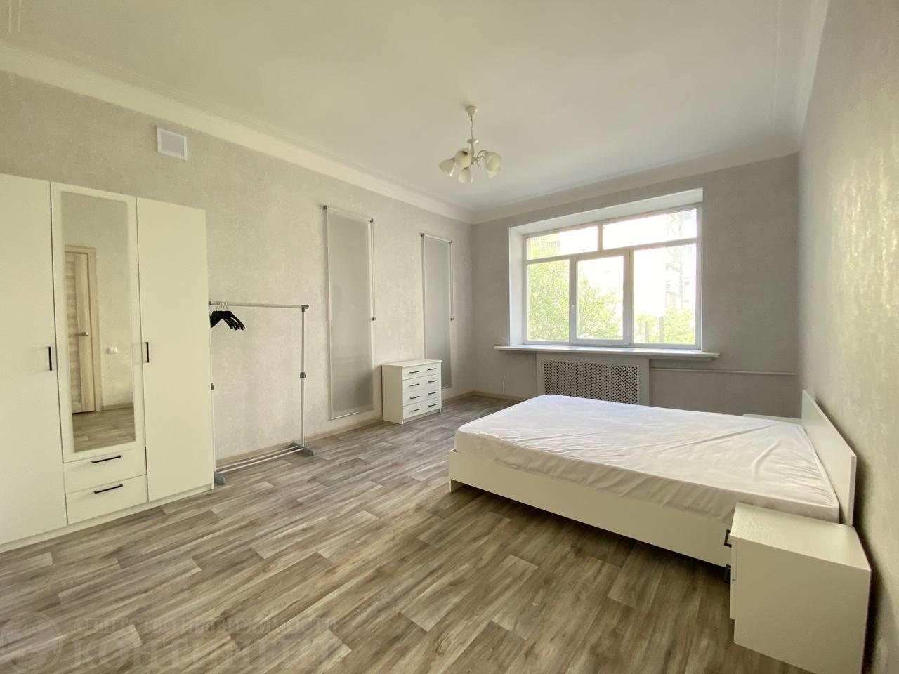 Сдается 2-комнатная квартира, 70 м², метро Белорусская — пешком 2 минуты

 Москва, Ленинградский пр-т, д. 2 (р-н Береговой)
 До метро Белорусская — 2 минуты пешком!

Квартира:

Общая площадь: 70 м², жилая: 47 м², кухня: 10 м²

Этаж: 4 из 8, кирпичный дом

Потолки: 3.4 м

2 балкона, окна на улицу и в