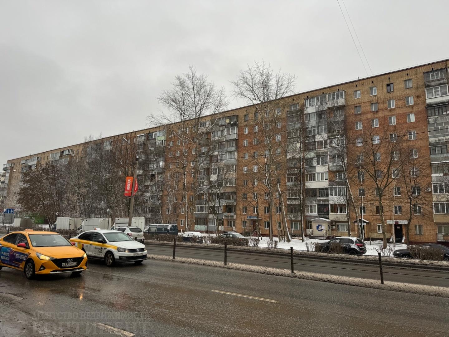Продaётся трехкомнатная квартира в Московской обл., г.Фрязино, ул. Проспект Мира, д.6. 
Располагается на 1-ом этаже, 9-ти этажного кирпичного дома.
Дом в самом центре г. Фрязино!
Квартира очень теплая, светлая и уютная! Под ремонт!
Свободная и уютная кухня, две дeтcких комнаты и спальня c гapдеpобно