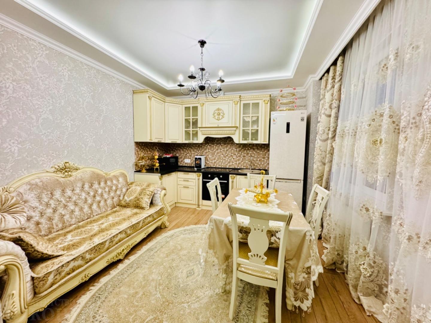 Продается двухкомнатная квартира в Московской обл., г.Щелково, мкр. Финский, д.2.
Располагается на 17-ом этаже,17-ти этажного монолитного дома.
Дом 2021 года постройки.
Сделан дизайнерский ремонт из дорогостоящих материалов. В квартире никто не проживал! 
Панорамное остекление во двор. 
Два лифта гр