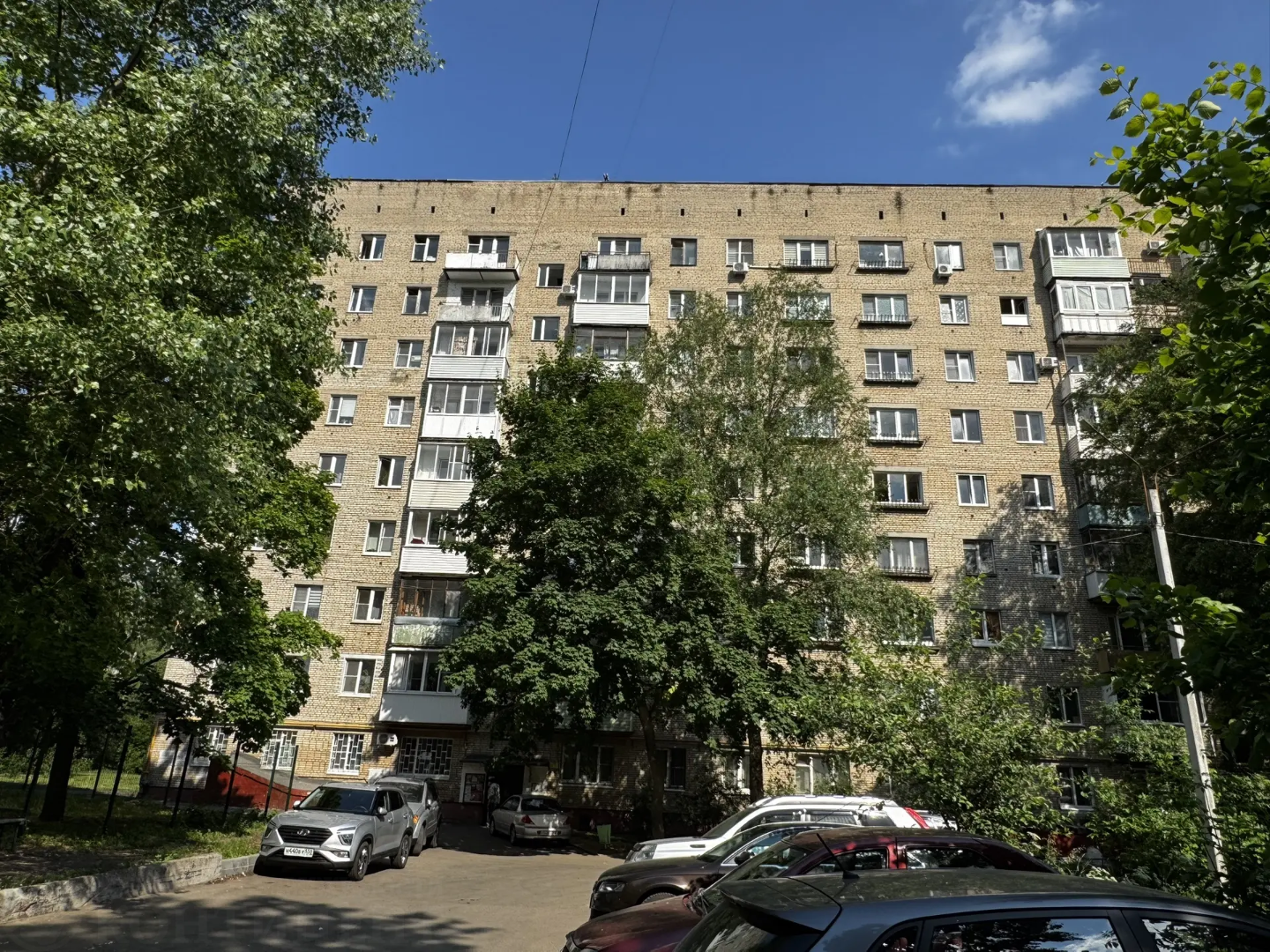 Продается трехкомнатная квартира в Московской обл. г.Фрязино, ул. Проспект Мира, д.3.
Располагается на 9-ом этаже, 9-ти этажного  кирпичного дома.
 Квартира очень теплая, светлая и уютная! Под ремонт!
Свободная и уютная кухня, две  спальные комнаты и зал.
Развитая инфраструктура: администрация, 7 ли