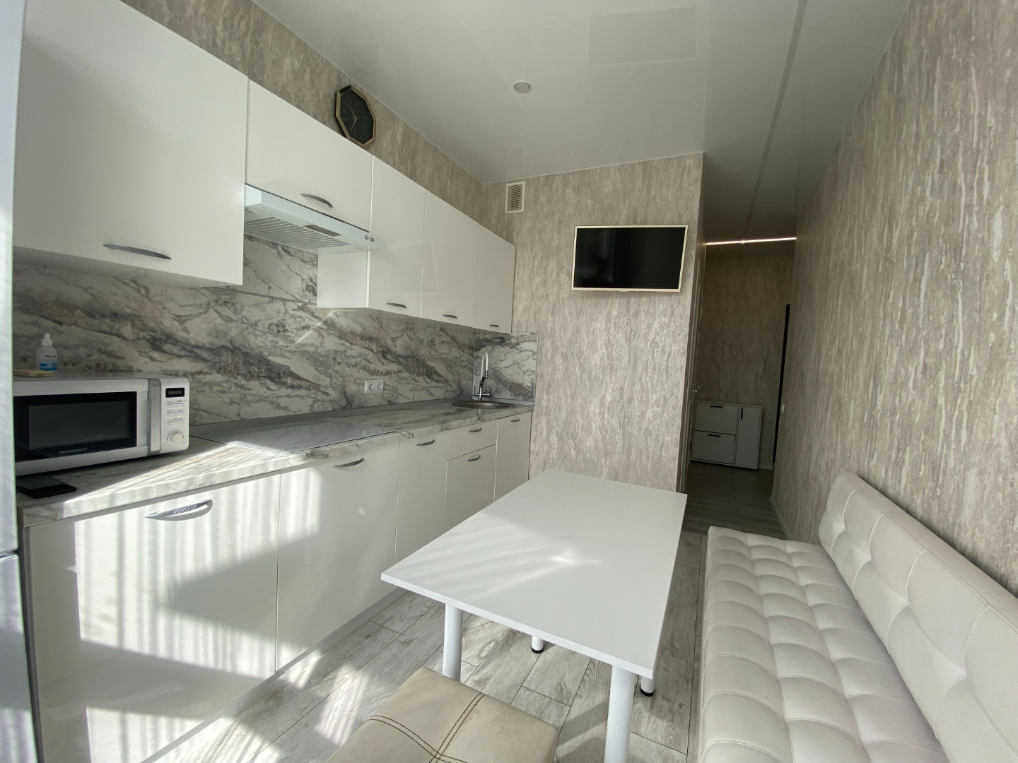 ? Продаётся светлая, тёплая 2-комнатная квартира 54,3 м² в современном монолитно-кирпичном доме 2022 года постройки, мкр. Соболевка, д. 25.

✨ Евроремонт — заезжай и живи! Раздельные комнаты 18 и 16 м², кухня 10 м², удобная гардеробная, застеклённая лоджия, раздельный санузел.

? 5 минут пешком до ж