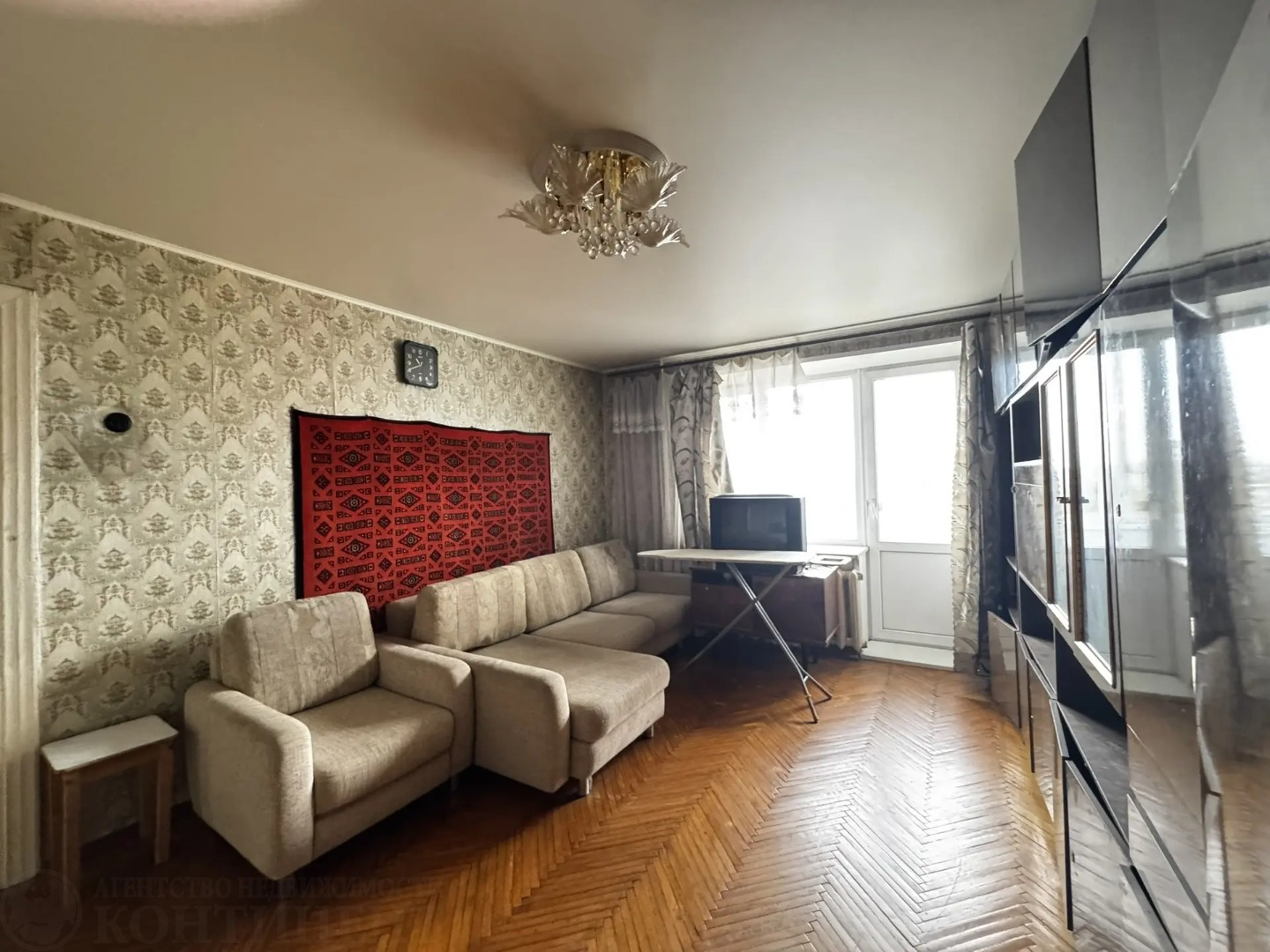 Продается трехкомнатная квартира в Московской обл. г.Фрязино, ул. Проспект Мира, д.3.
Располагается на 9-ом этаже, 9-ти этажного  кирпичного дома.
 Квартира очень теплая, светлая и уютная! Под ремонт!
Свободная и уютная кухня, две  спальные комнаты и зал.
Развитая инфраструктура: администрация, 7 ли